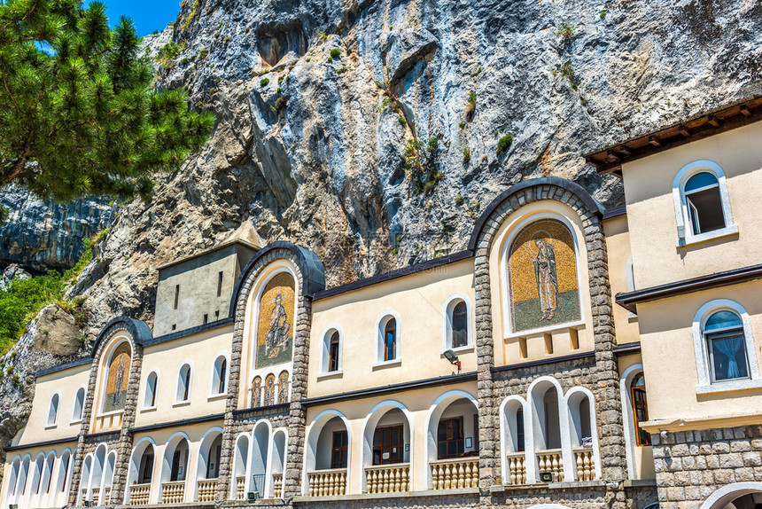 黑山悬崖上著名的奥斯特罗格修道院悬崖上的奥斯特罗格修道院历史结构体古老的图片
