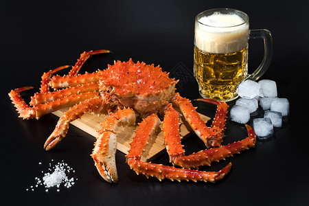 帝王蟹和一杯啤酒图片