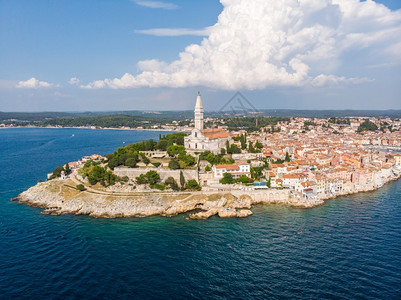 建筑学克罗地亚Rovinj市无人驾驶飞机全景蓝色的历史图片