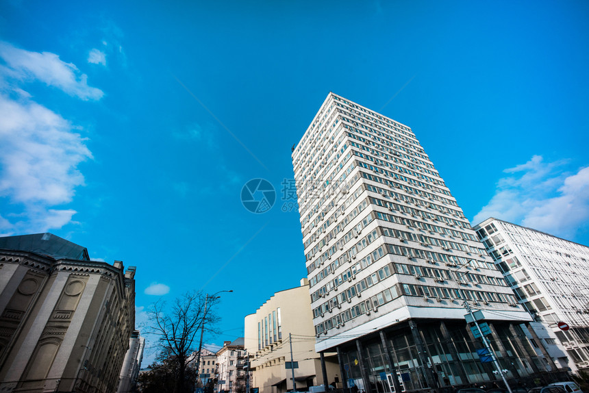 里面护发素结构体城市中心经典的基iv办公摩天大楼背景有蓝色的天空图片