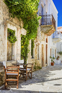 桌子木制的生动希腊纳克索斯岛和希腊具有传统椅子的可爱街头小酒吧图片