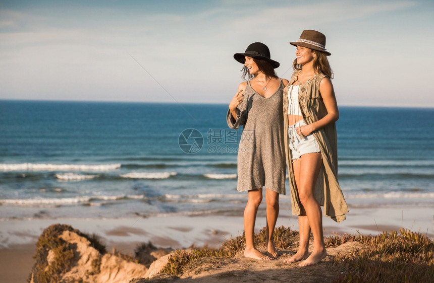 复制空间青少年轻的两个好朋友在海岸线附近玩得开心在一个美丽的夏日享受着欢乐图片