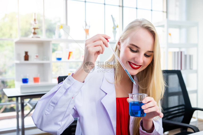 在化学实验室做实验的女研究员图片