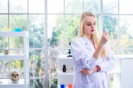 女研究员在化学实验室做实验图片
