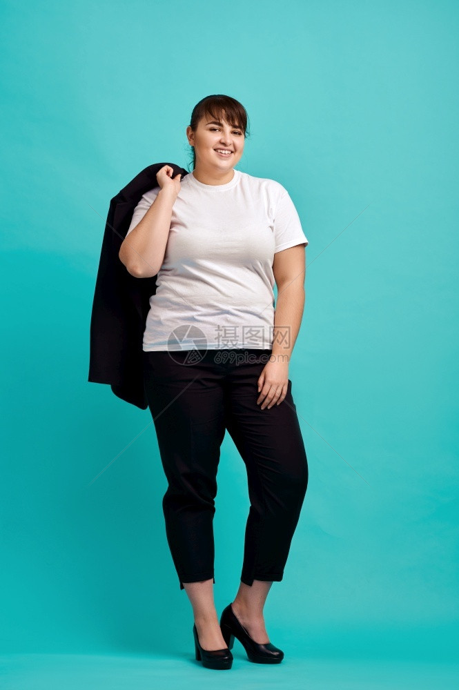 加超重身穿西装的女在工作室中姿势超重身体呈阳蓝底色背景肥胖抗争没有复杂体型女快乐积极多样图片