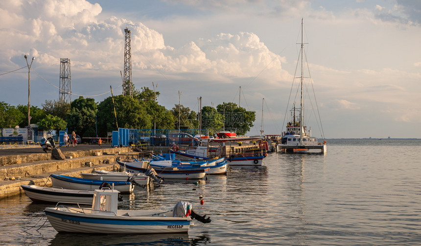 海保加利亚内塞巴尔07921游艇和船停放在保加利亚内塞巴尔在阳光明媚的夏日保加利亚内塞巴尔度假胜地的码头希腊语发现图片
