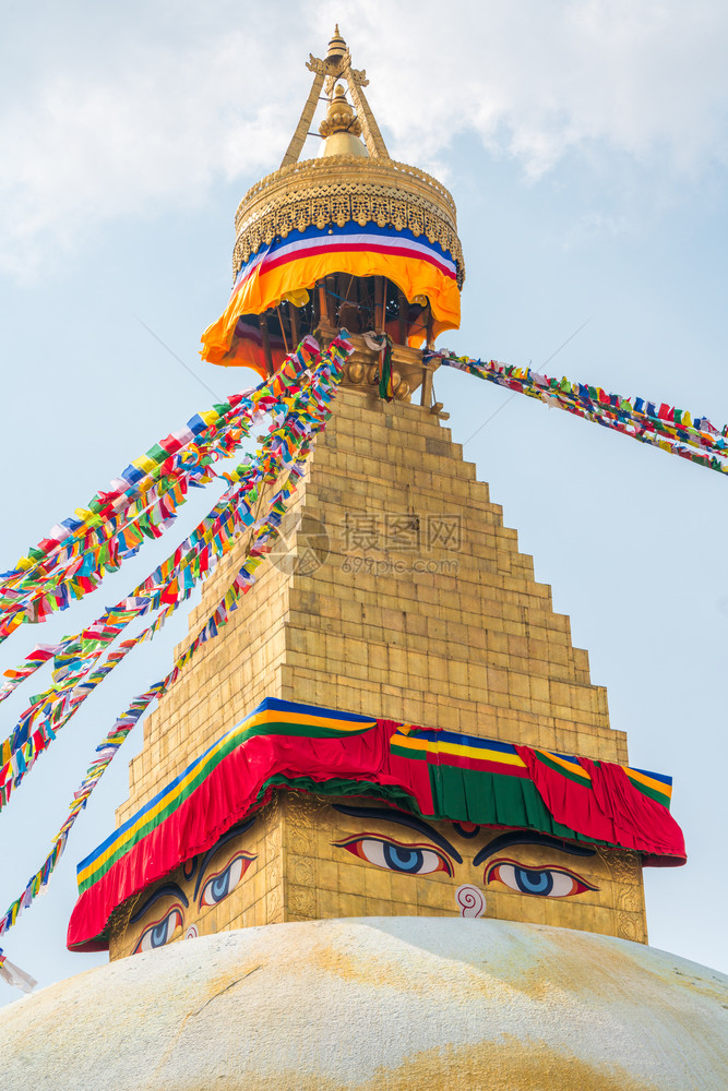 古老的BoudhanathStupa和在加德满都的祈祷旗帜尼泊尔布杜达斯图帕的佛教区是世界上最大的教区之一精神修道院图片