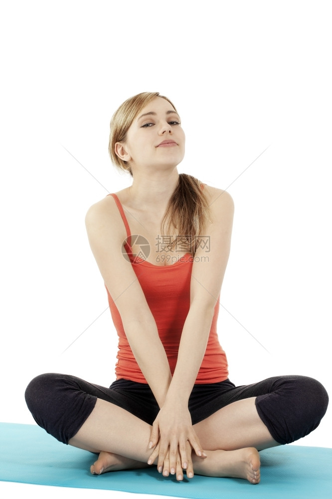 闲暇年轻金发健身女做一个休息的金发健身女年轻金发健身女在白色背景上休息她的垫子有氧运动黑色的图片