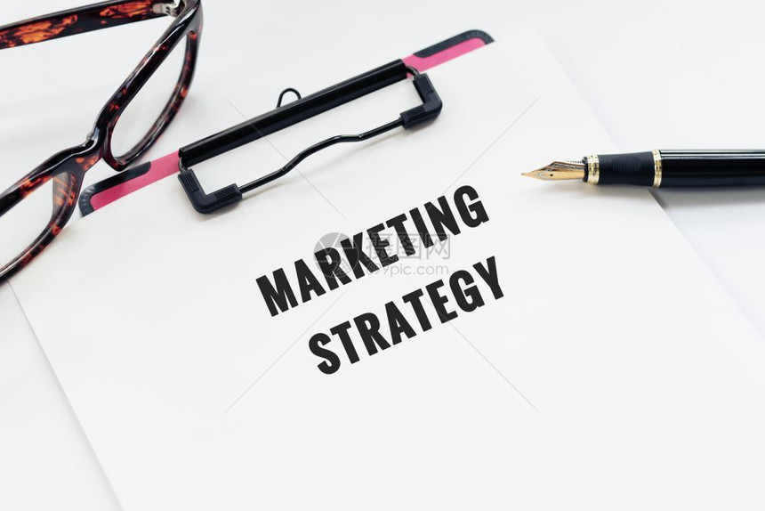 商业概念营销战略字样剪贴板白背景的笔和眼镜白色角度目图片