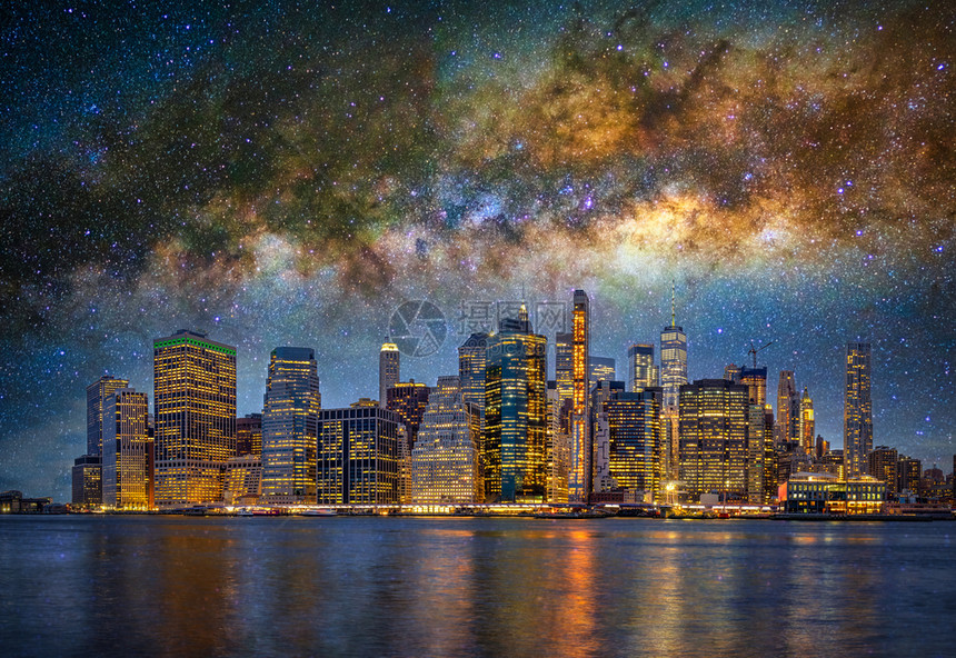 黄昏纽约市风景全东河边的纽约市景色夜晚在黑暗天空背景的挤奶路上美国市区天际建筑和苏里尔图像概念美国城中心天线建筑和Surreal图片