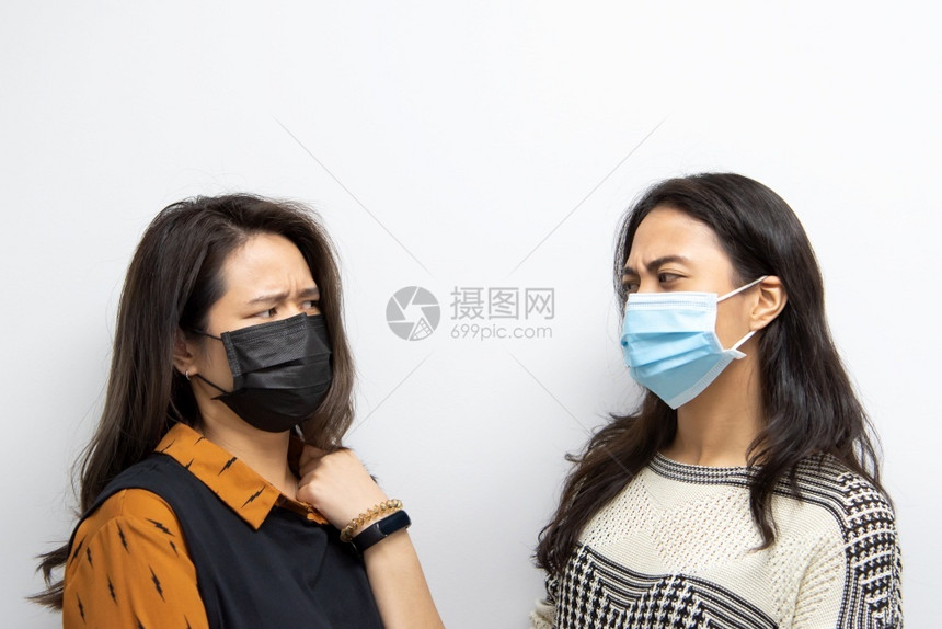 戴着口罩预防流感的女青年图片