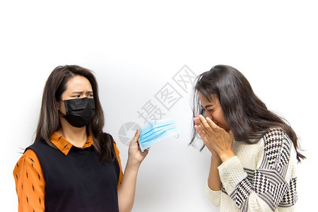 戴口罩预防流感的女青年图片