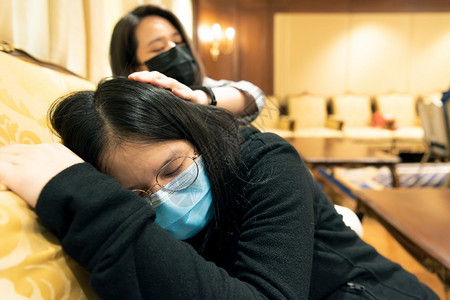 办公室戴口罩预防流感的女青年图片