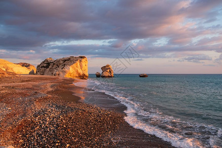 罗米乌波浪人们蓝色的在塞浦路斯帕福PetratouRomiou附近海滩的美丽下午景色被认为是希腊神话中的Aphroditersquos背景