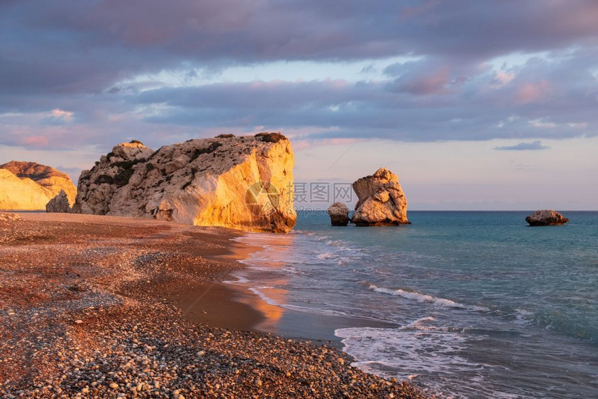 阿芙罗狄蒂在塞浦路斯帕福PetratouRomiou附近海滩的美丽下午景色被认为是希腊神话中的Aphroditersquos出生图片