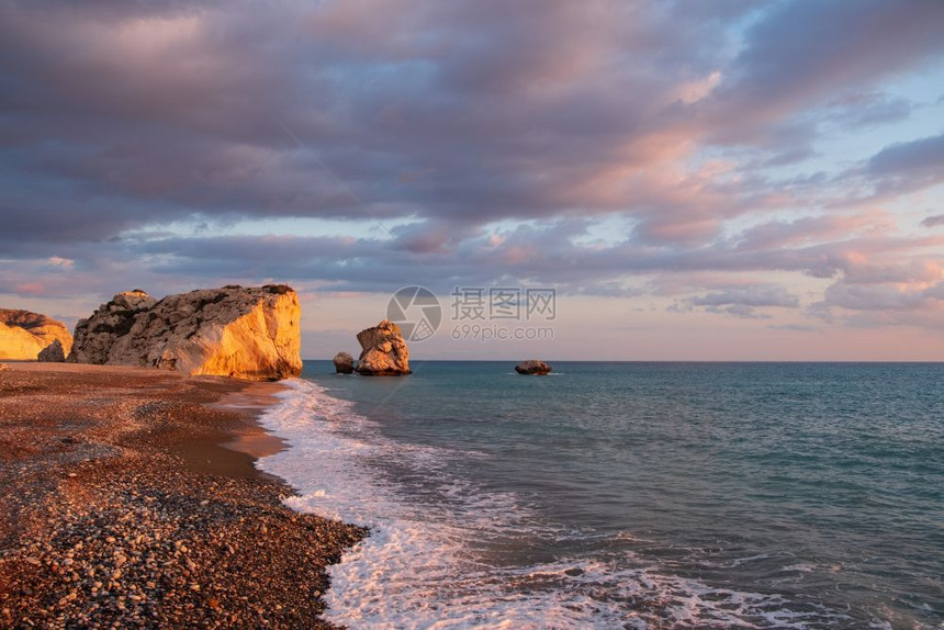 日落在塞浦路斯帕福PetratouRomiou附近海滩的美丽下午景色被认为是希腊神话中的Aphroditersquos出生地女士图片