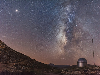 圆圈晚上从安塔利亚SaklkentTutbitak天文台送来岩石流星图片