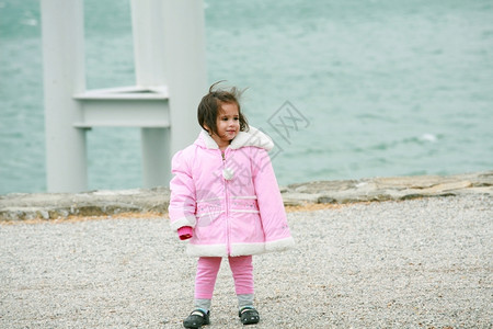 穿冬衣外服的小女孩积极健康外套图片