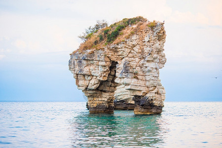 梅利诺尼风景如画的小岛FaraglionidiPuglia海湾BaiaDelleZagareMattinata烟囱和Mergoli的海滩背景