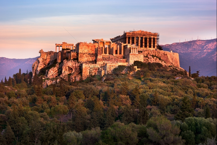 岩石历史来自希腊雅典晚间PhilopapaposHill的Acropolis天际线图片
