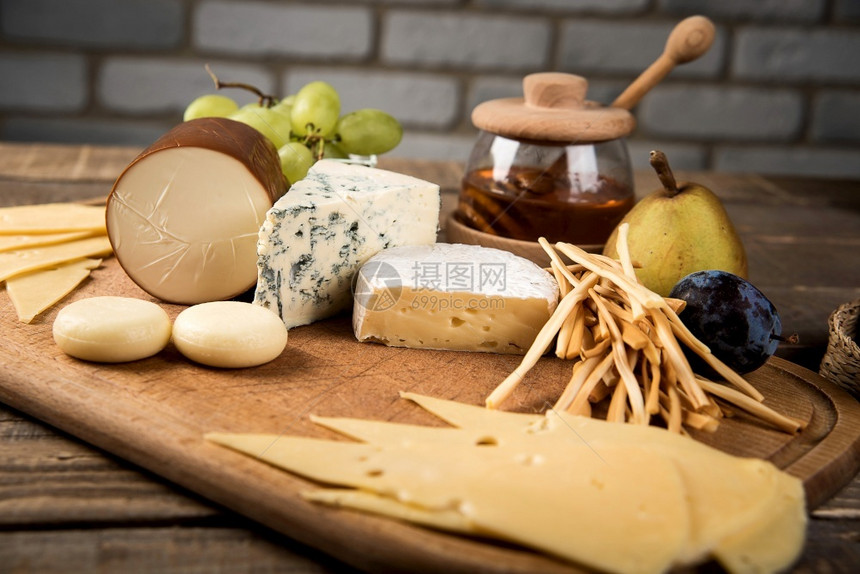 品种木板紧贴的奶酪配有不同种类的奶酪来做开胃菜不同的图片