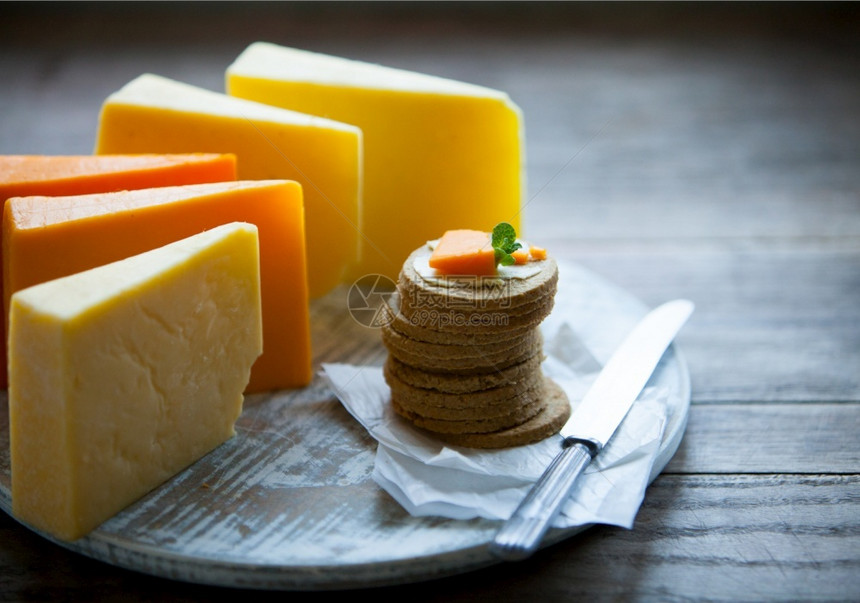 多布鲁紧贴的奶酪板配有不同种类的奶酪来做开胃菜健康柔软的图片