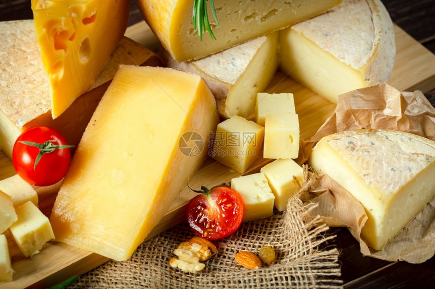 羊紧贴的奶酪板配有不同种类的奶酪来做开胃菜戈贡佐拉健康图片