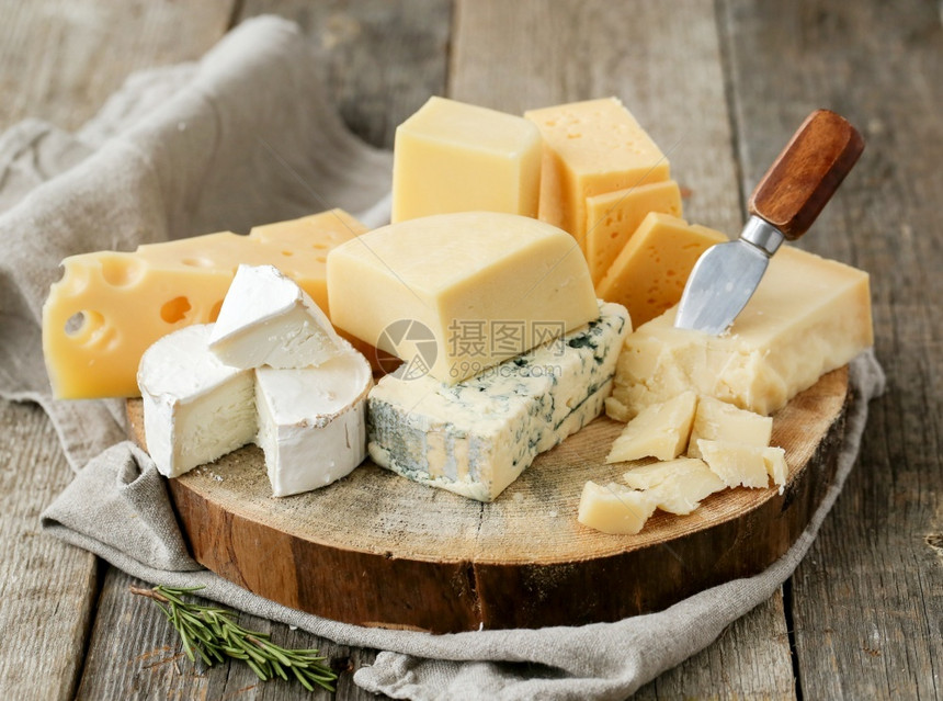 食物帕尔马干酪块紧贴的奶板配有不同种类的奶酪来做开胃菜图片