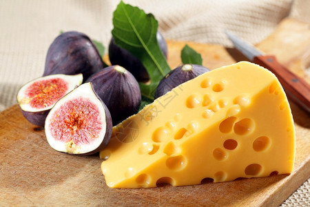 贾布戈山羊产品乳干酪紧贴的奶板配有不同种类的奶酪来做开胃菜背景