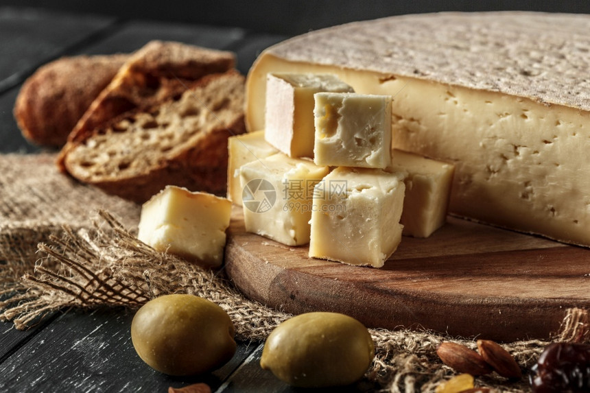 新鲜的块山羊紧贴奶酪板配有不同种类的奶酪来做开胃菜图片