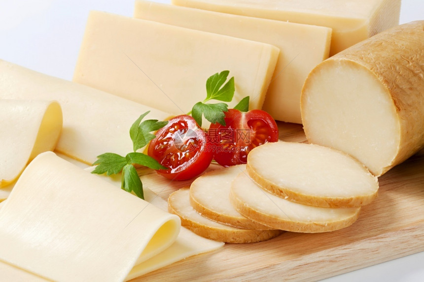 木制的羊紧贴奶酪板配有不同种类的奶酪来做开胃菜切达干酪图片