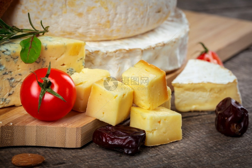 不同的自然模子紧贴奶酪板配有不同种类的奶酪来做开胃菜图片
