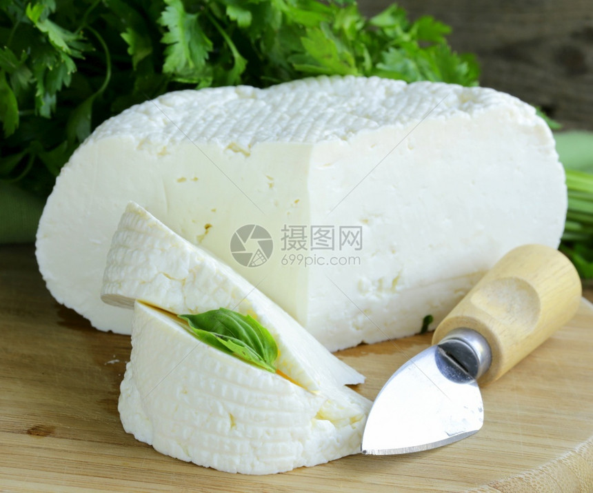 帕尔马干酪紧贴的奶板配有不同种类的奶酪来做开胃菜黄色的戈贡佐拉图片