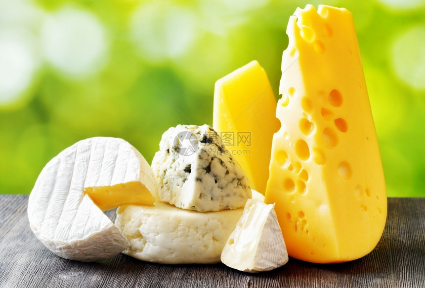 块紧贴的奶酪板配有不同种类的奶酪来做开胃菜戈贡佐拉切片图片