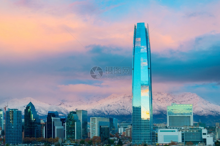 智利圣地亚哥LasCondes与后面的安第斯山LosAndes山接连的金融区直线圣哈坦季节冬天图片