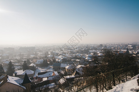 喀尔巴阡山脉建造夏天Mukachevo小城市风景与雪地背图片