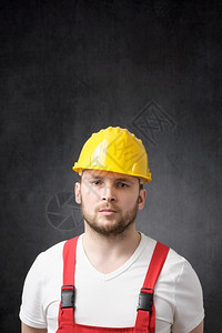 工业的有黄色硬帽子不快乐建筑工人失望行业技术员图片