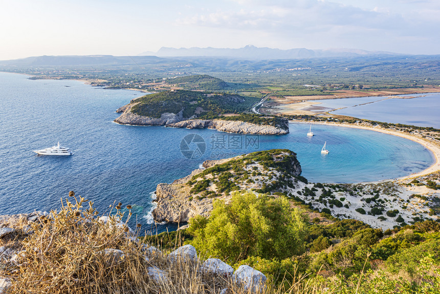 从帕莱奥卡斯特罗旧纳瓦里诺城堡欣赏希腊伯罗奔尼撒地区的Voidokilia海滩从帕莱奥卡斯特罗欣赏希腊伯奔尼撒地区的海滩目地田园图片