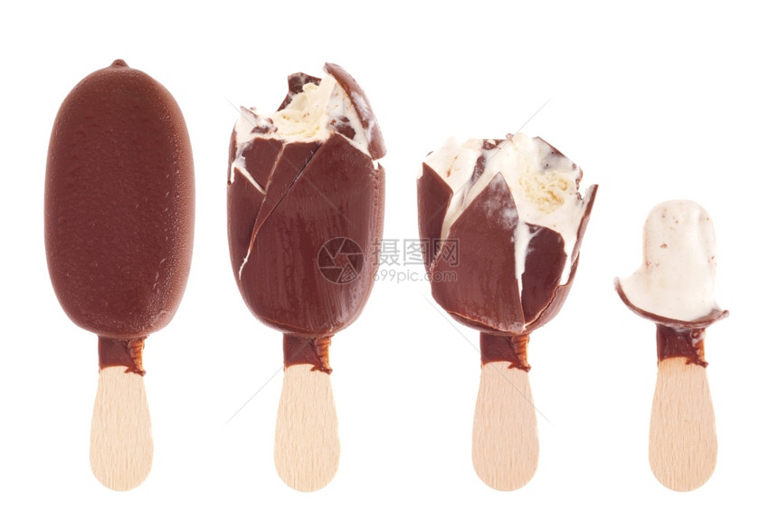 食品精选2013牛奶美味的黑巧克力冰淇淋被吃掉在白色背景上隔开的相继图象棒糖图片