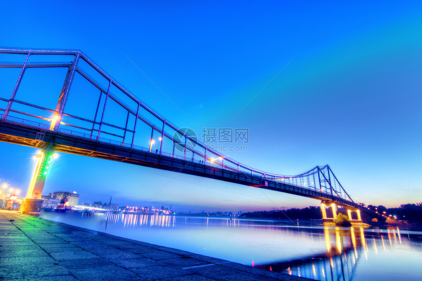 河美国基辅的Pedestrian桥黄昏时被以不同颜色照亮风景优美图片