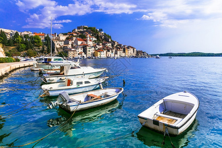 克罗地亚的块美丽的沿海城镇Sibenik对渔船的展望假期如画游客图片