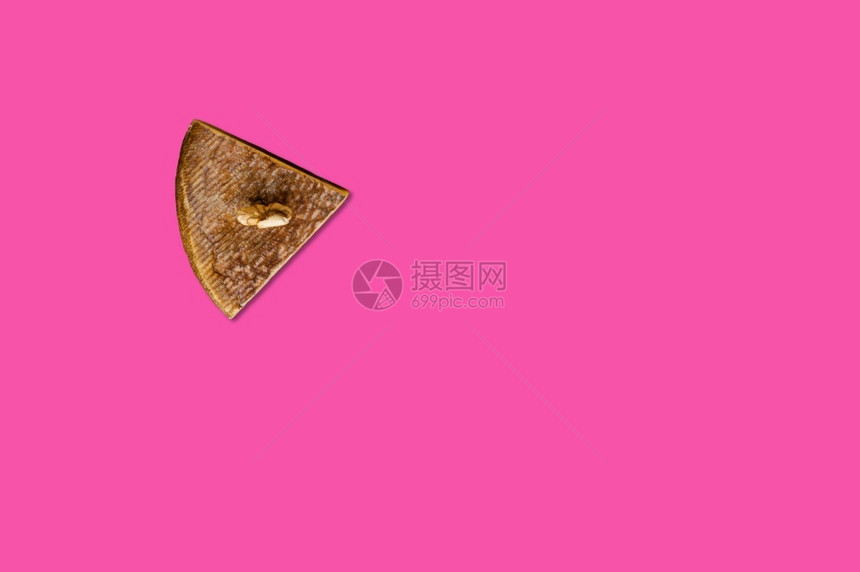 可口意大利语在创用CCBYNCF创概念最高视野的奶酪片中用粉红背景以极小风格隔离的复制空间构成平面起司图片