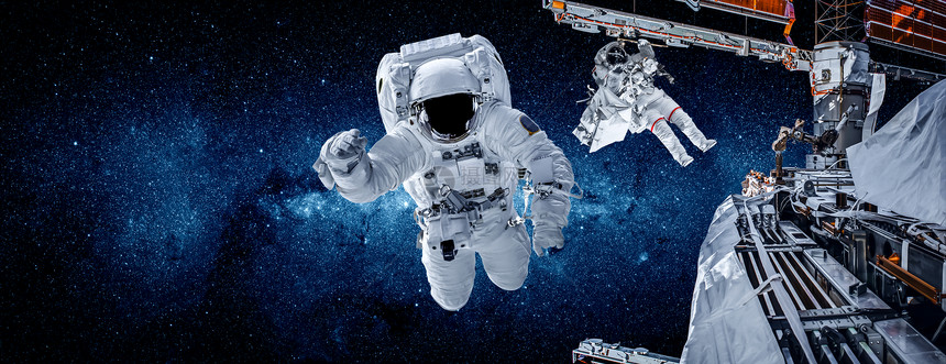 宇航员太空人在为外层间的站工作时进行太空走宇航员穿着全套太空服进行操作走者阳的穿梭图片