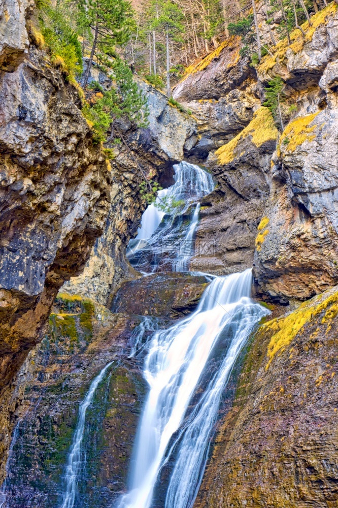 景区环境冷静的阿拉萨斯河瀑布奥德萨谷和蒙特佩尔迪多公园教科文组织Oddesa维那马拉生物圈保护区比利牛斯韦卡阿拉贡西班牙欧洲图片