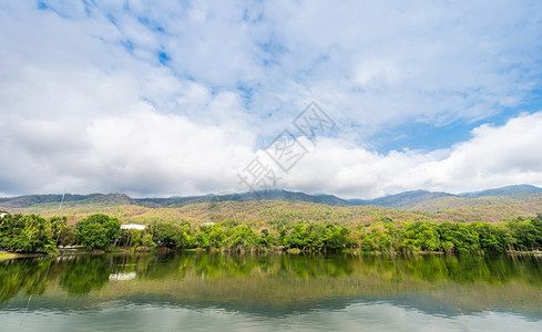 蓝天白云下的河流湖泊图片