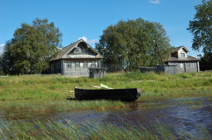 乡村的河岸俄罗斯北部Nokola村湖岸上有旧木船景观图片