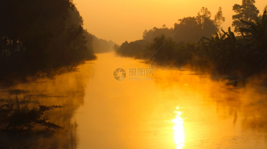 黎明在河中颜色池塘天空图片