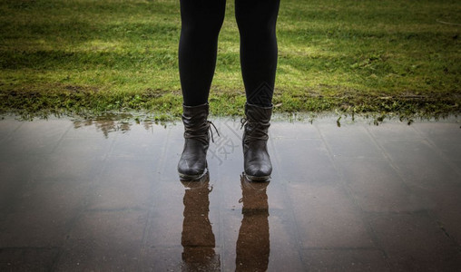 踩在雨水中的脚幸福高清图片素材