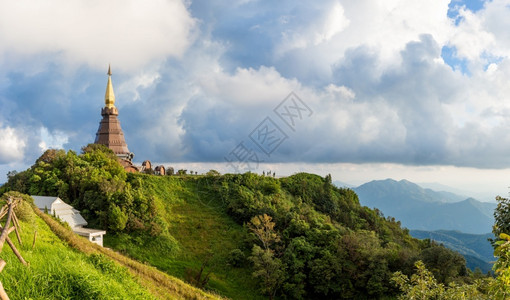 甲二酮在泰国北部清迈的青蓝天空背景佛教圣徒标志旅游景象中夜色多伊因纳登美丽的风景花高图片