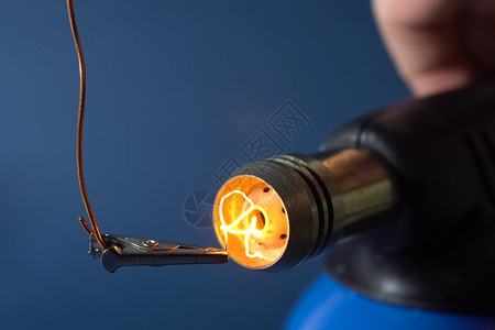 登博世化学实验用煤气火炬来加热白金铁丝网的量使用天然气火炬来加热电镀铁线的量铂化工一种背景